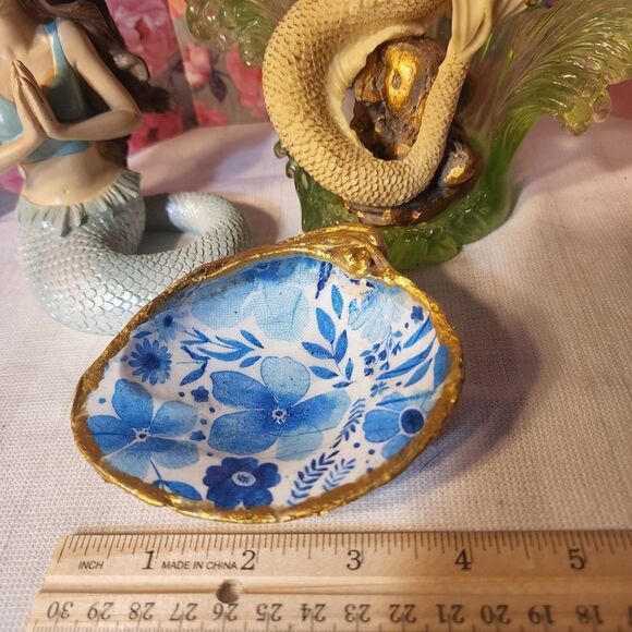 DECOUPAGE BLUE FLOWERS ON A CLAM SHELL - Picture 6 of 9